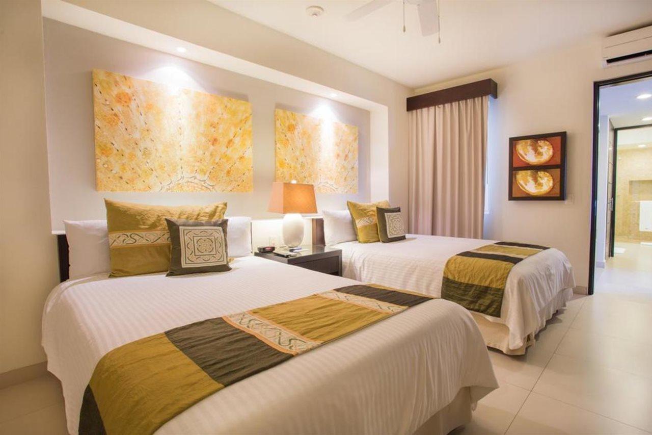 One-Bedroom King Room Two Double Beds Private Pool Balcony or Kitchen