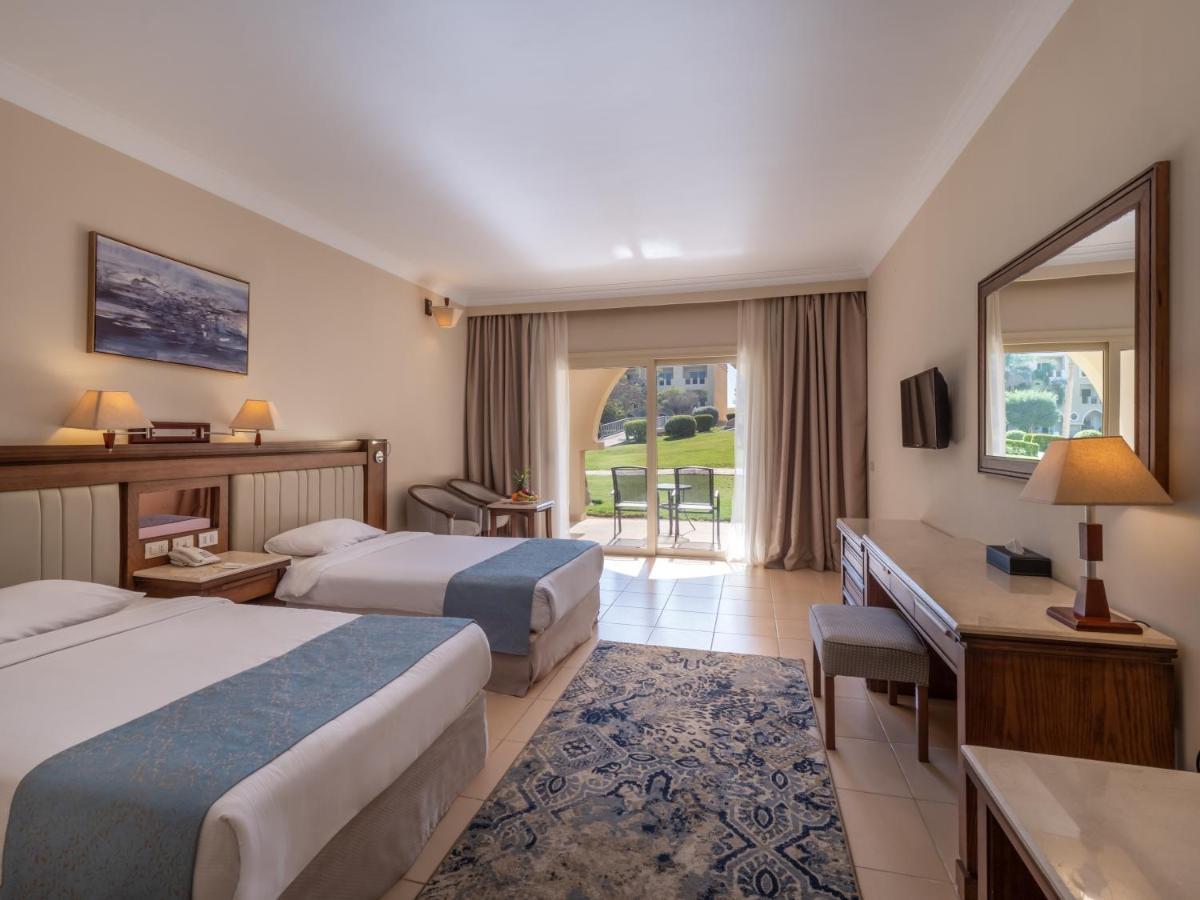 Premium Dreibettzimmer mit Poolblick