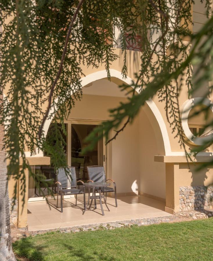 Valentinstagsangebot – Zimmer mit Kingsize-Bett und Poolblick