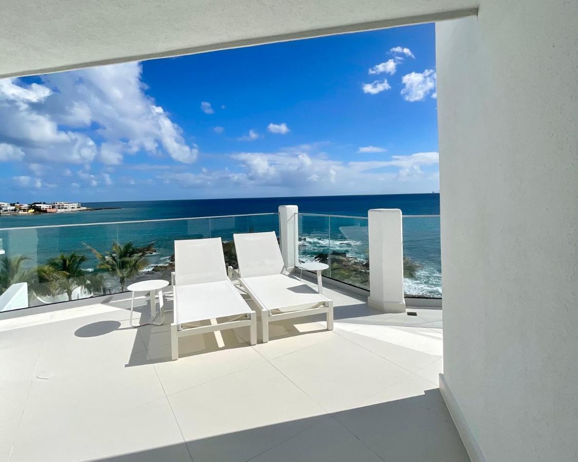 Deluxe Oceanfront Suite