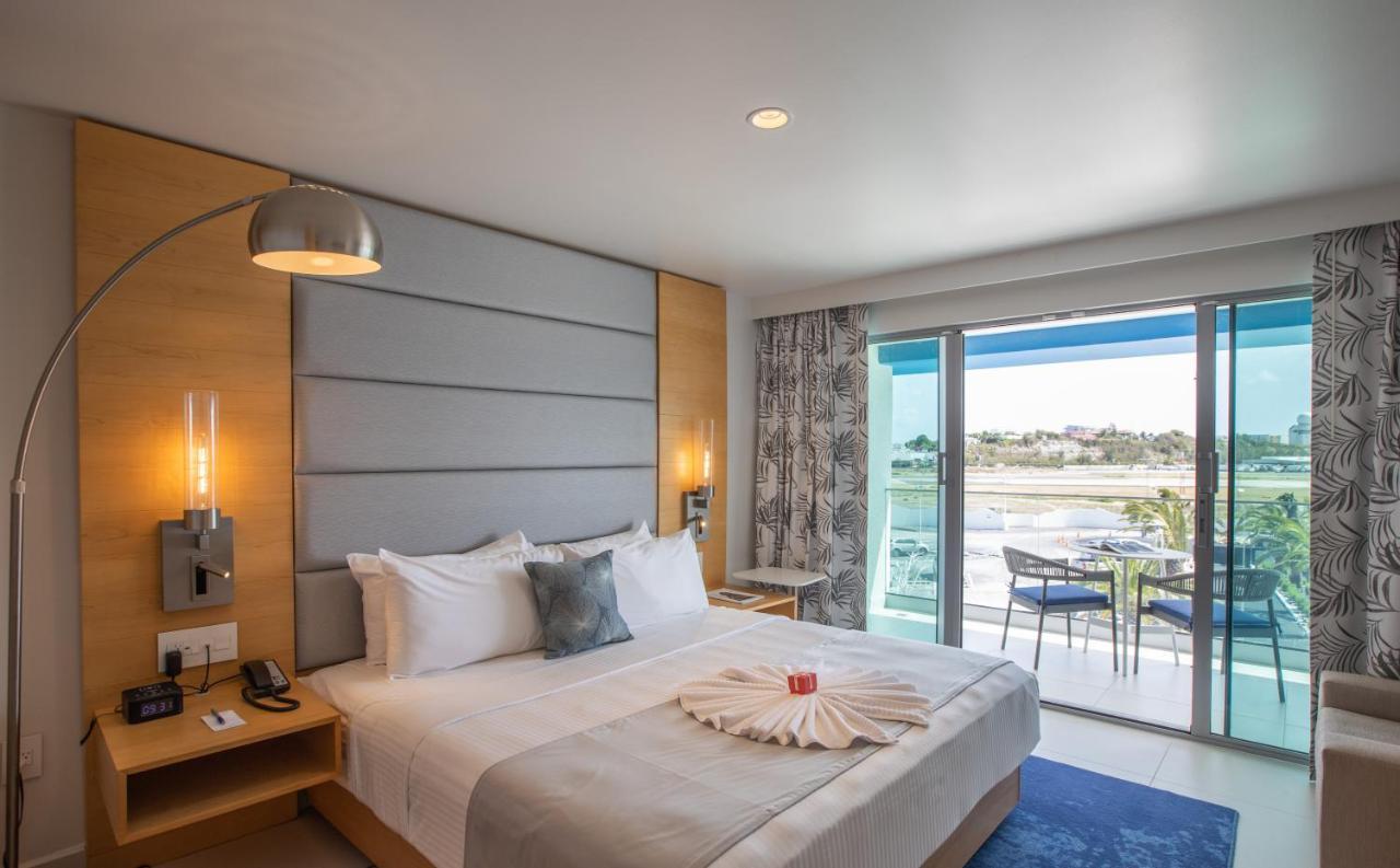 King Runway View Guestroom