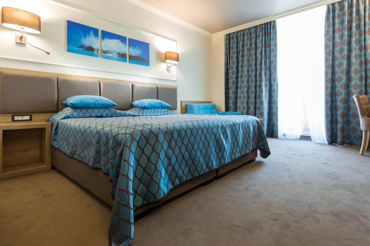 Doppel-/ Zweibettzimmer mit Straßenblick