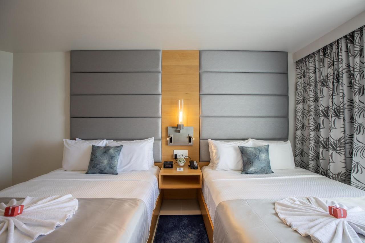 Pool View Queen-Double Guestroom