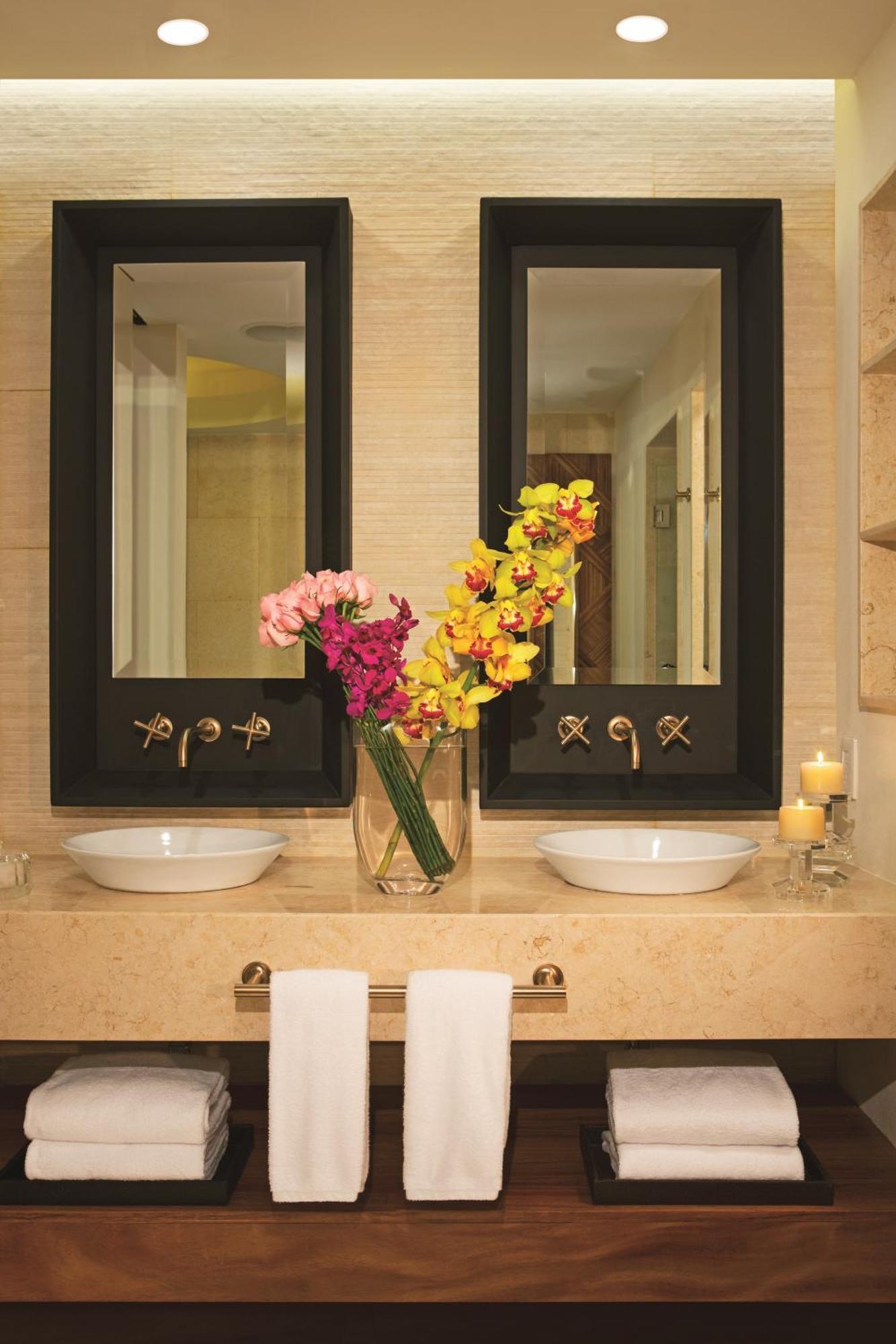 Preferred Club Junior Suite Ocean Front Swim Out King