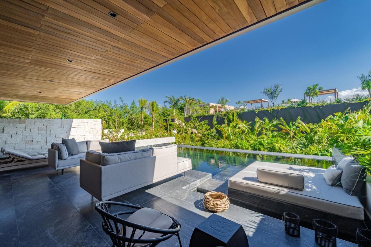 Master Suite Swim Out Tropical View