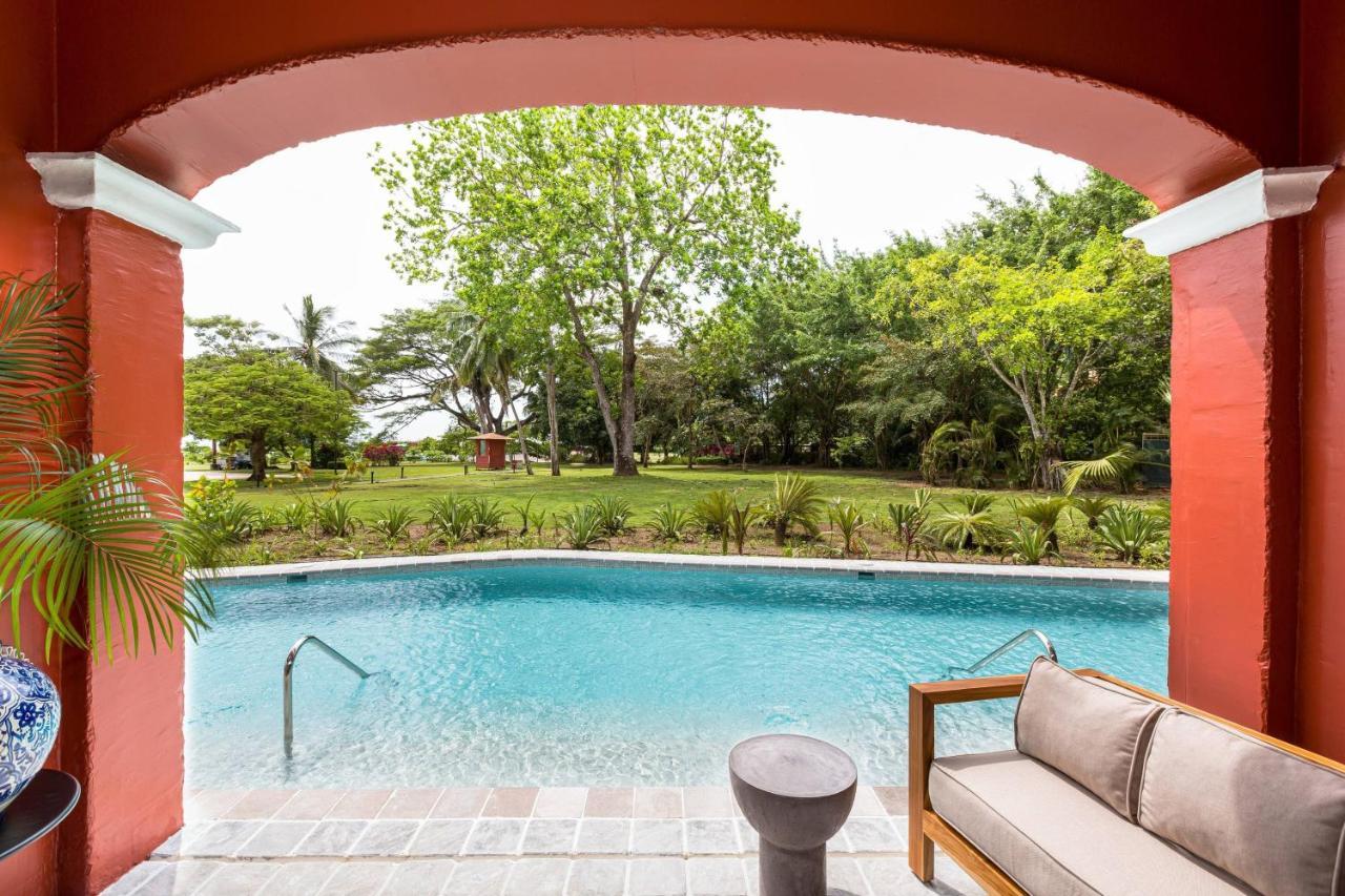 Swim up room Adults only Guest room King Poolside view
