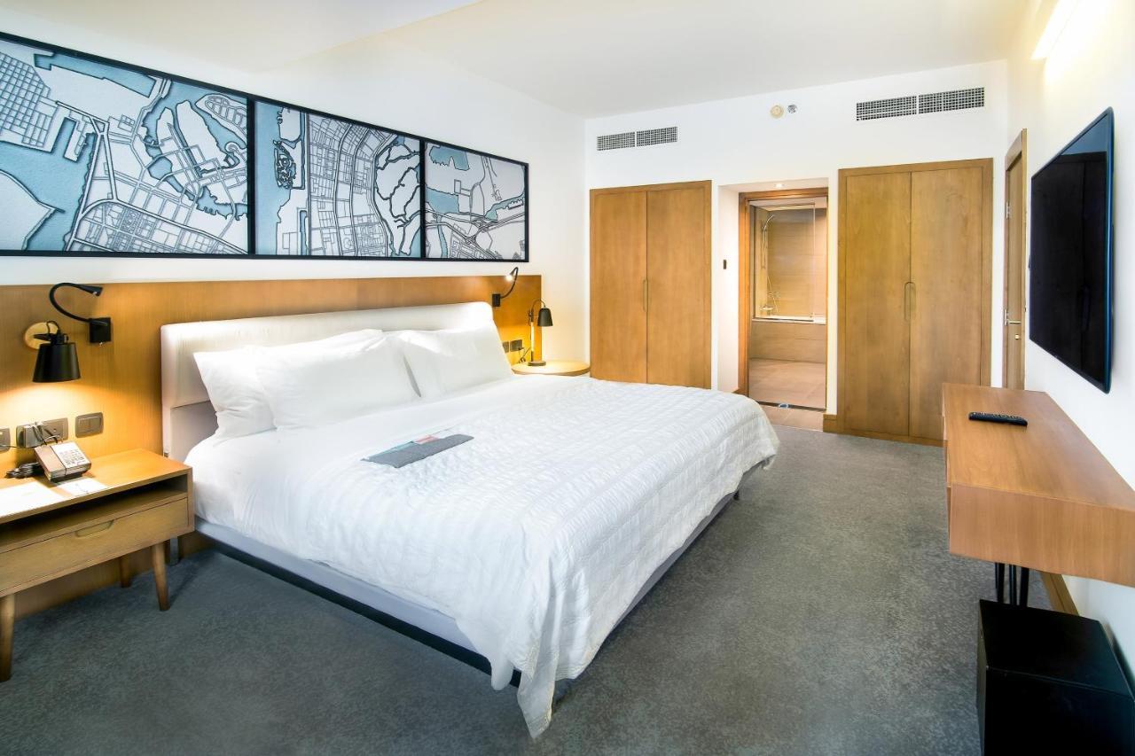 Deluxe Suite with Club Lounge Access