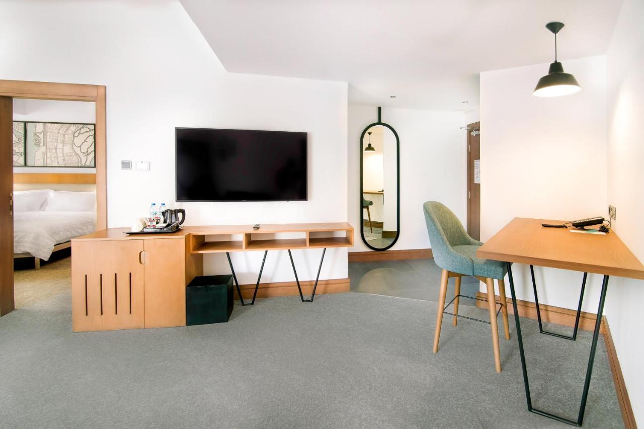 Deluxe Suite Club Lounge Access