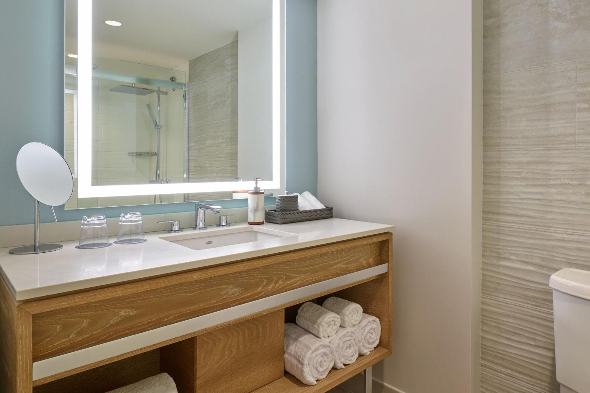 Deluxe King Room Sofa Bed Roll Shower Ocean View Mobility Accessible