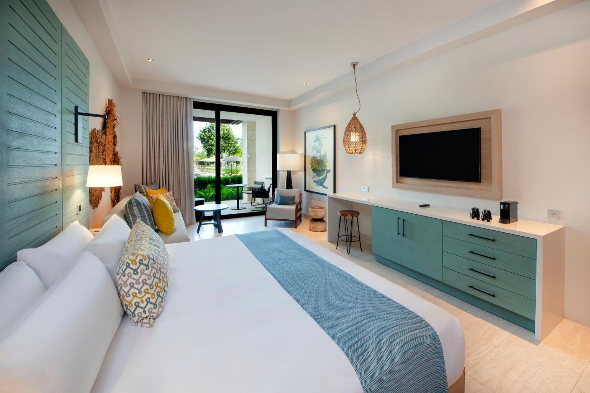 Resort King Pool View Junior Suite