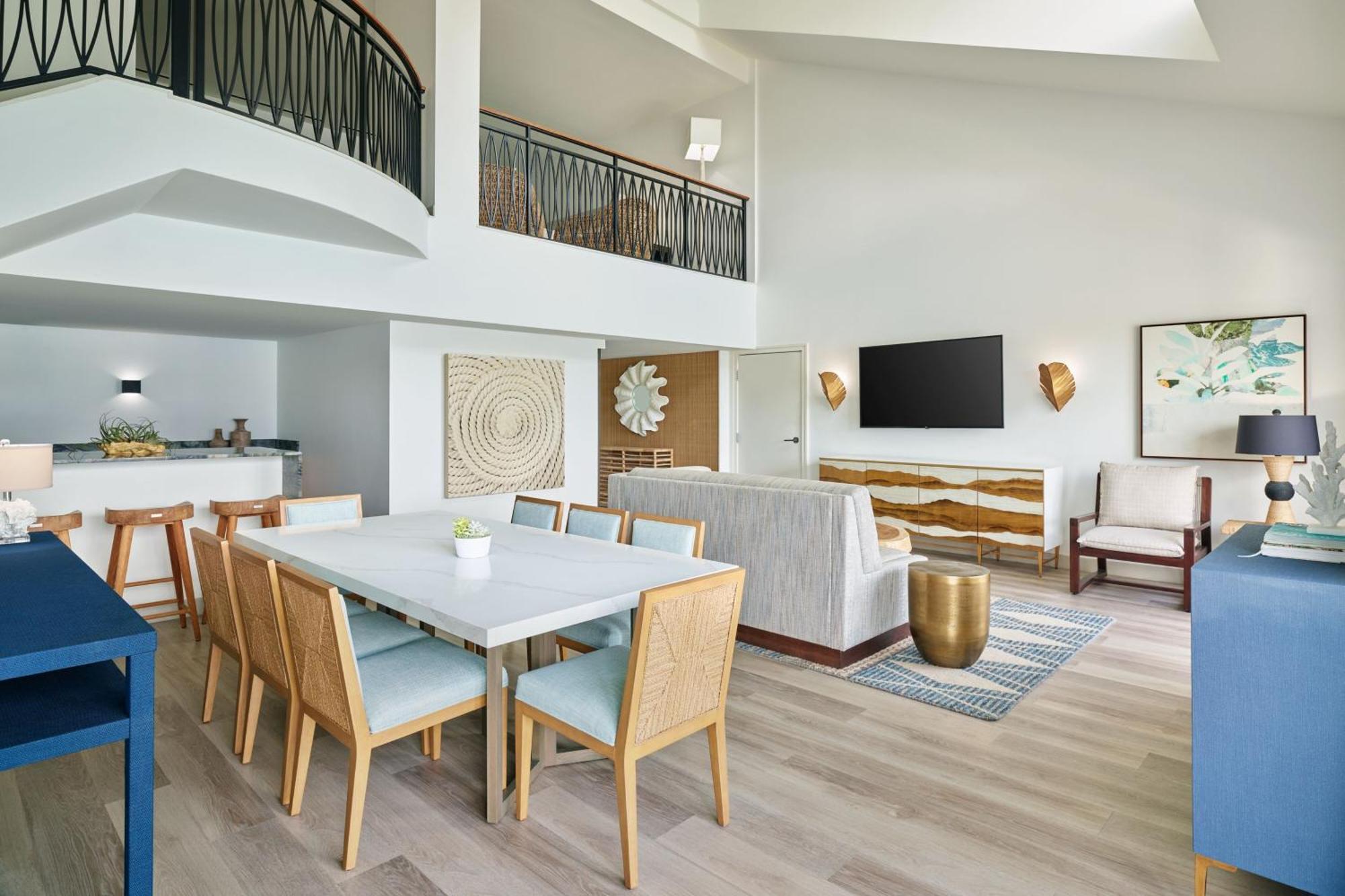 One-Bedroom Governors King Suite Sofa Bed Balcony