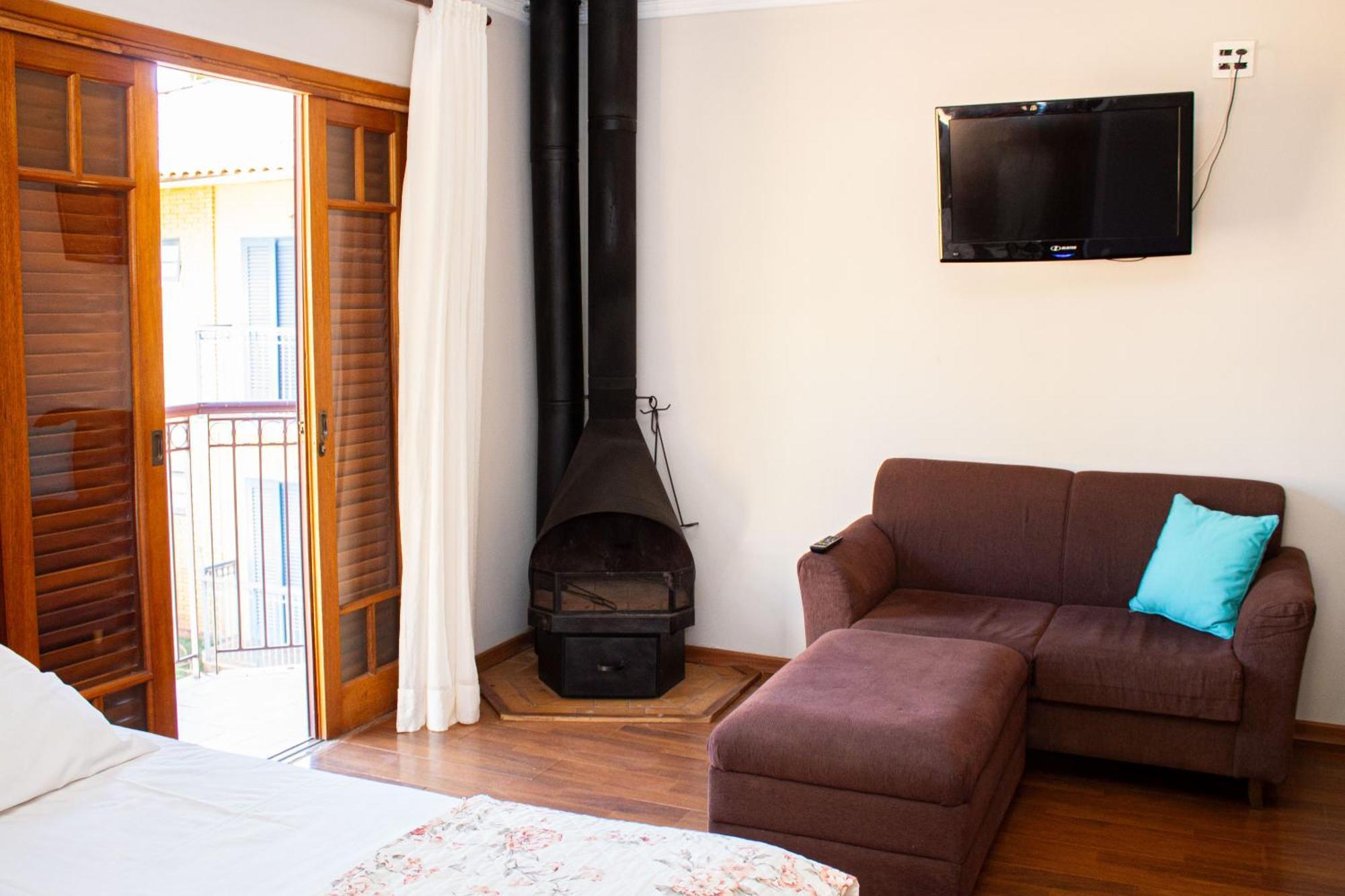 Suíte com Cama King-size e Banheira de Hidromassagem