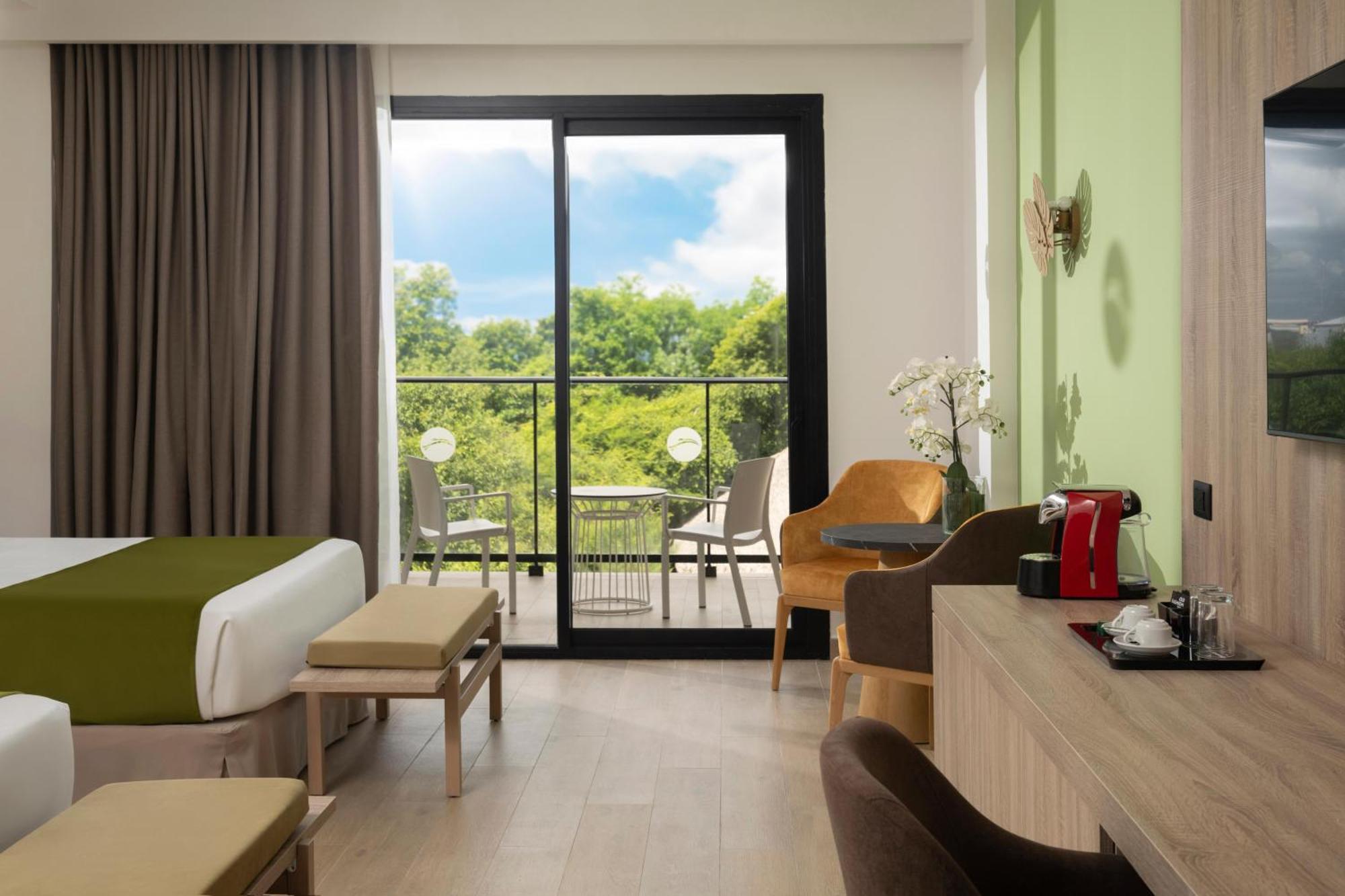 Junior Suite Swim Out Garden View