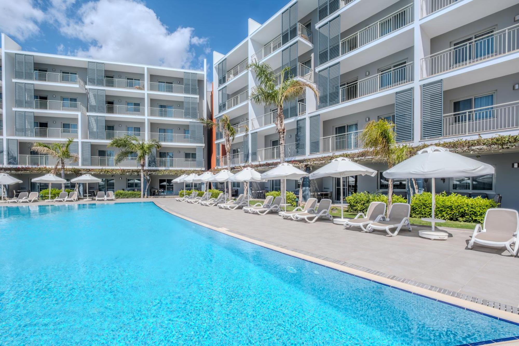Deluxe Suite Poolside Terrace
