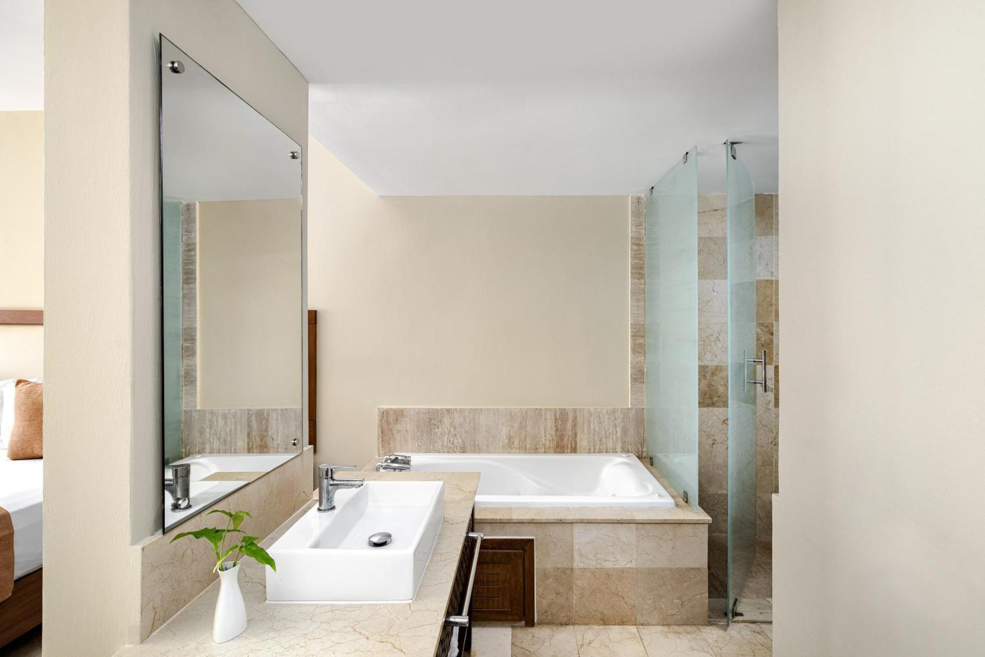 Sun Club Junior Suite Ocean Front King