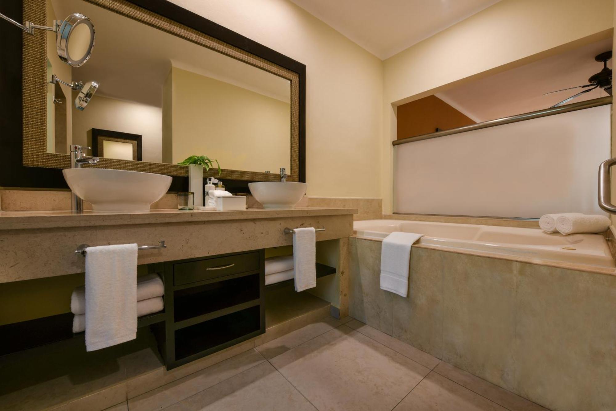 BeachFront Swim Up Junior Suite
