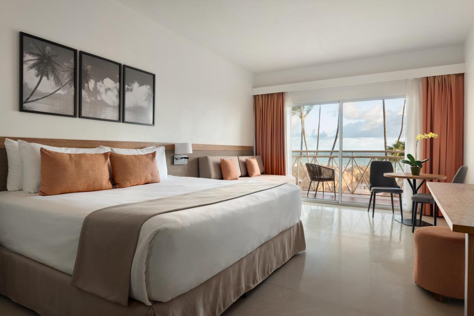 Suíte VIP júnior Sun com cama king-size e vista do mar