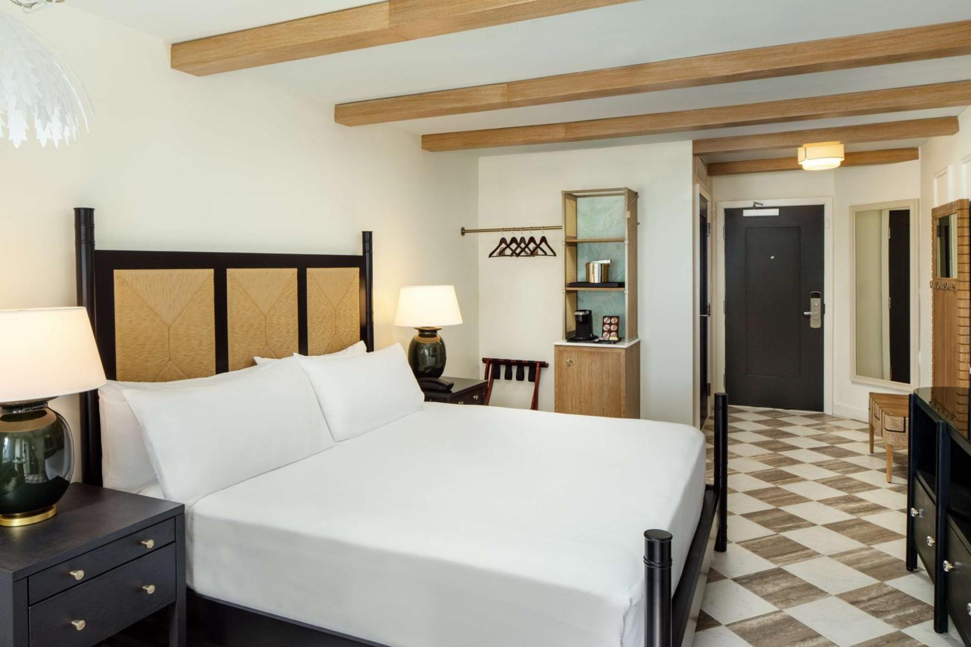 Queen Room Two Queen Beds Beachfront Walkout