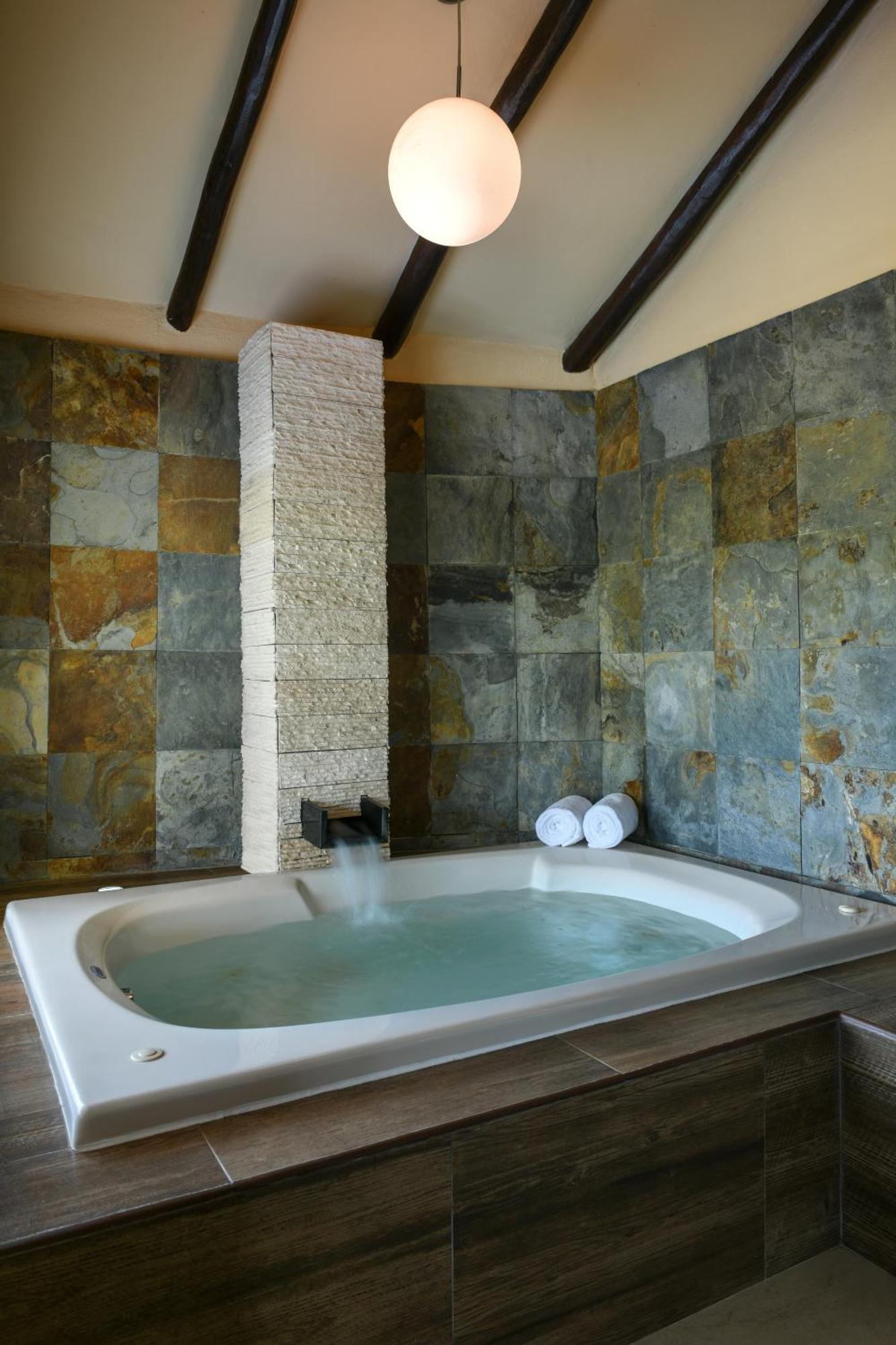 Royal Retreat Deluxe Swim Swim Up Suite
