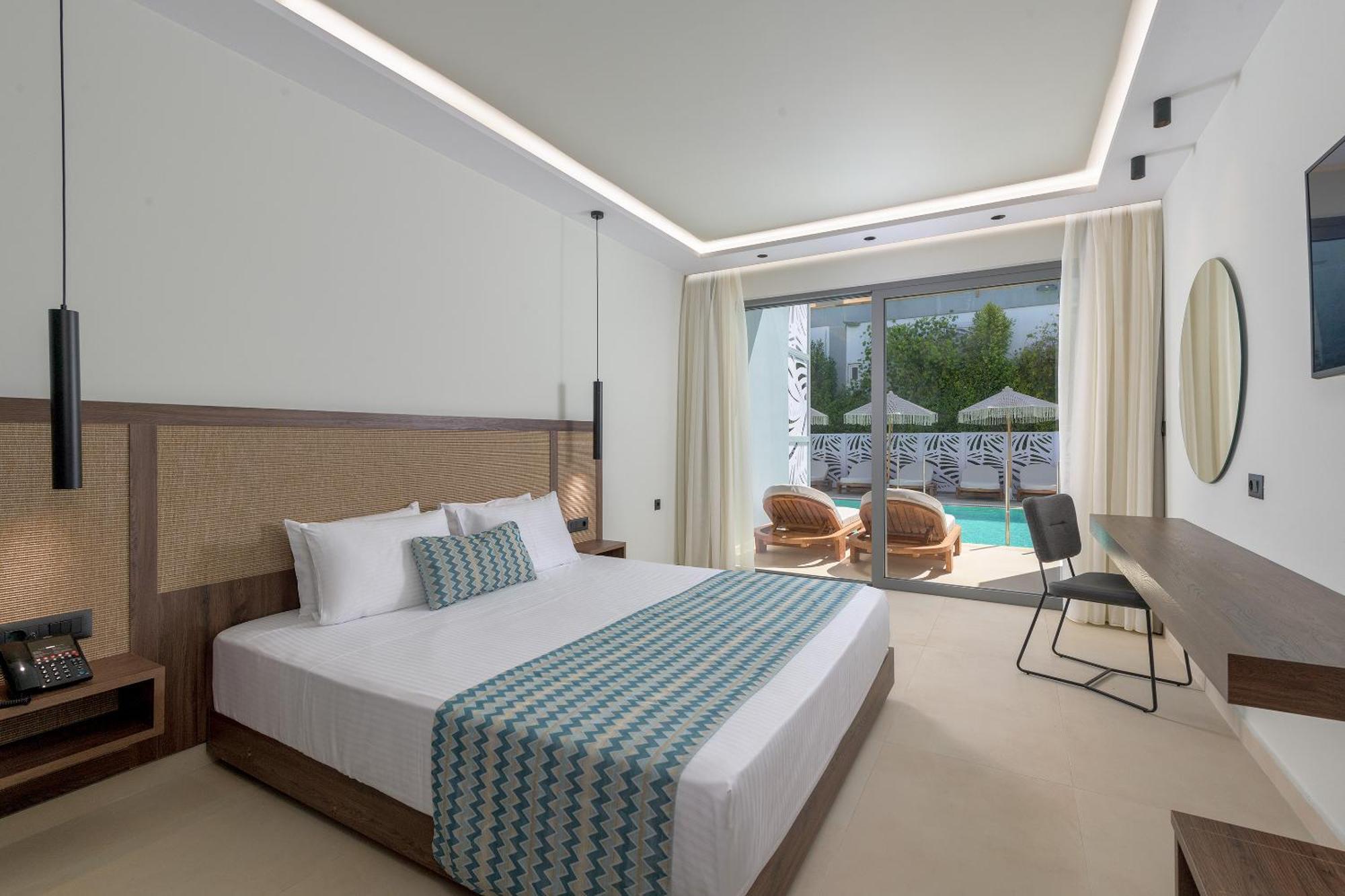 Swim-up Double Room Pool View Shared Pool Terrace