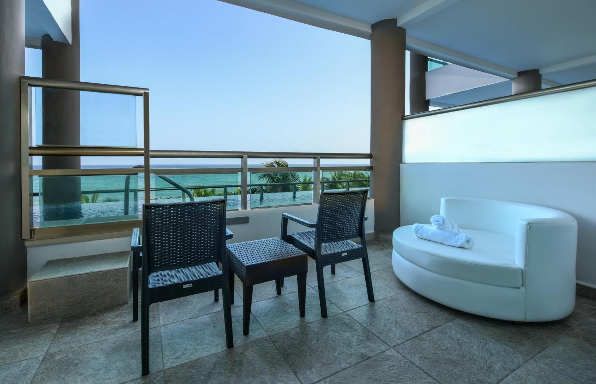 Ocean Front One Bedroom Swim Up Suite