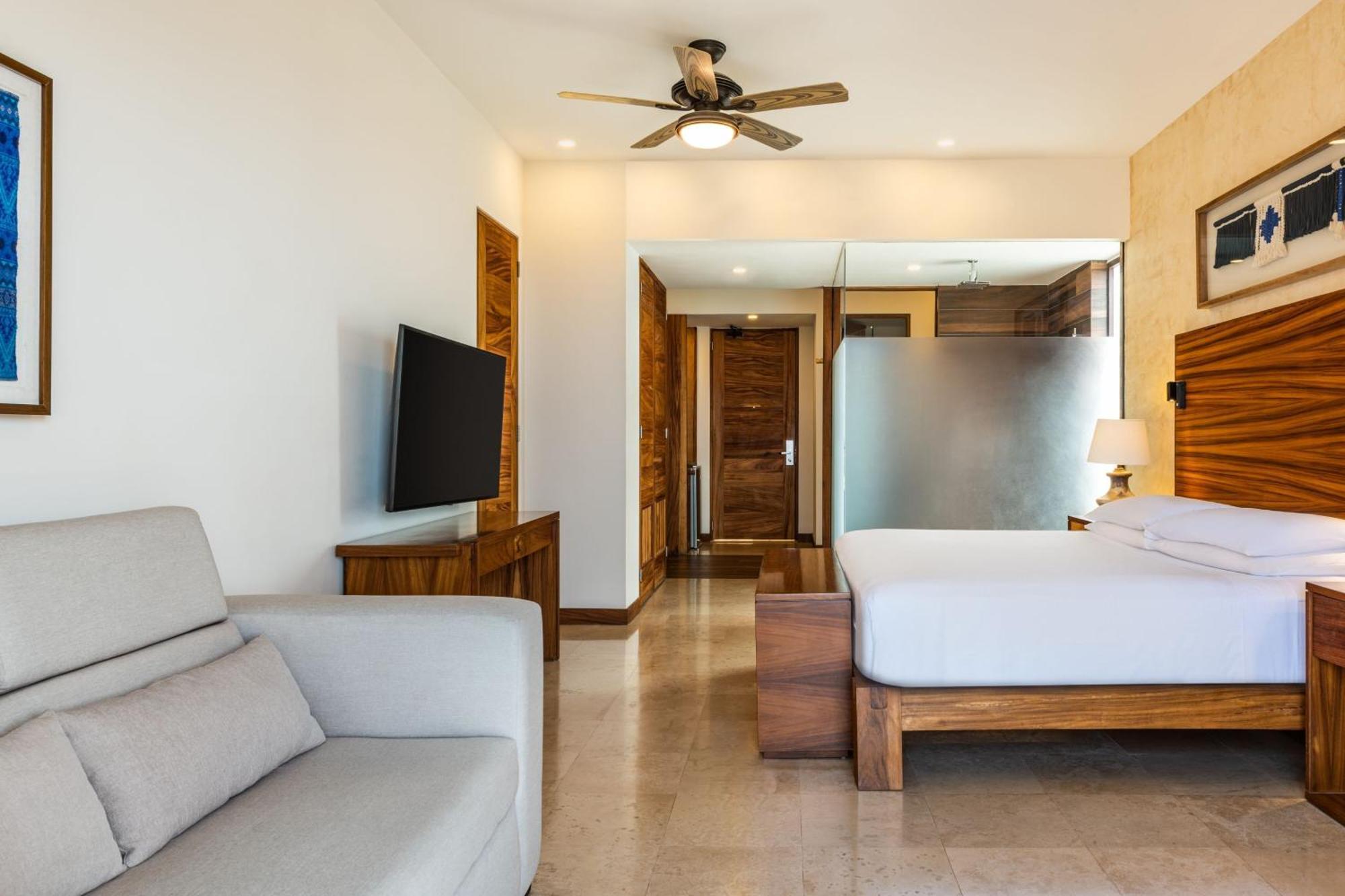 Deluxe Bay View All-Inclusive Guest room 1 King Sofa bed Balcony