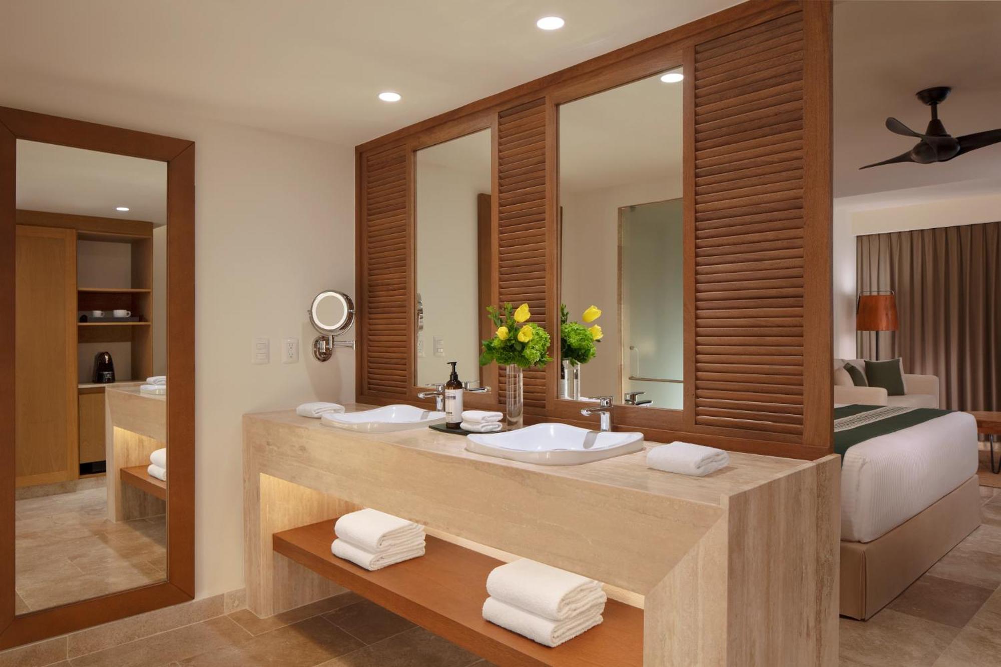 Junior Suite mit Kingsize-Bett, Schwimmbad und Meerblick