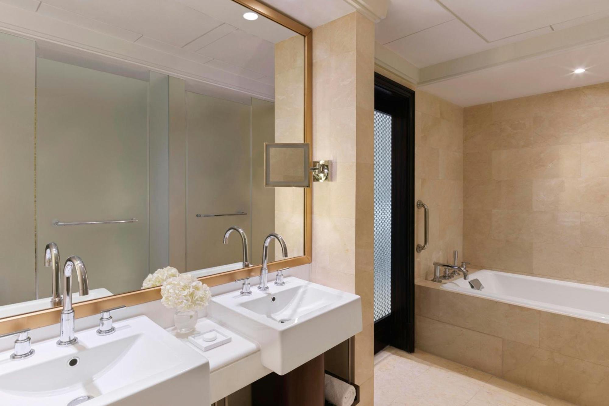 Junior Suite 1 Bedroom Junior Suite 1 King