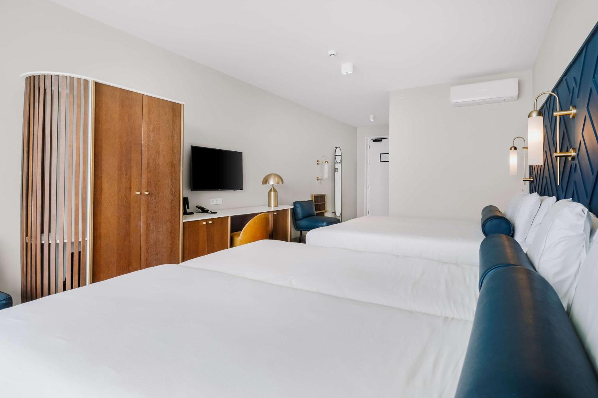 King Guest Room Two Single Beds Ocean View