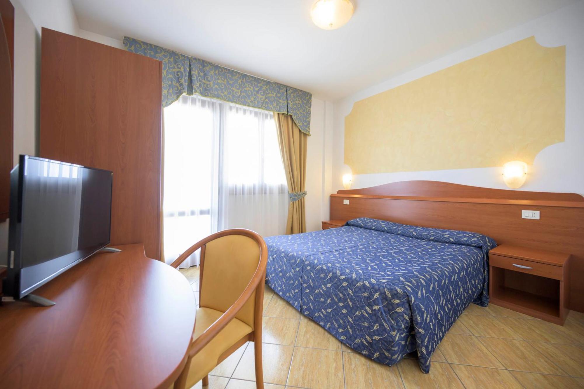 Dreibettzimmer mit Balkon oder Terrasse und Bergblick