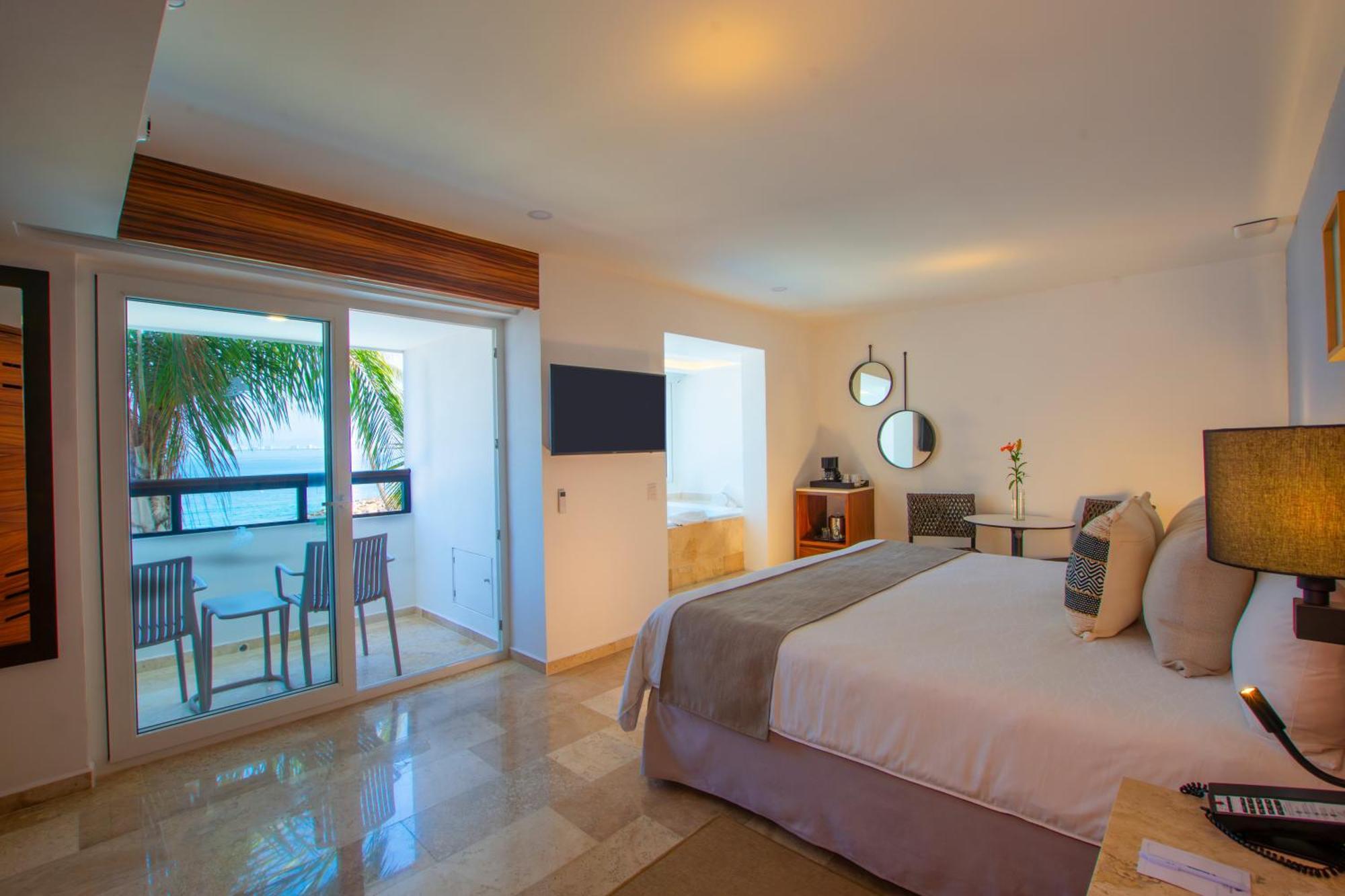 Honeymoon Suite Jacuzzi Ocean Front,1698872816:JPEG