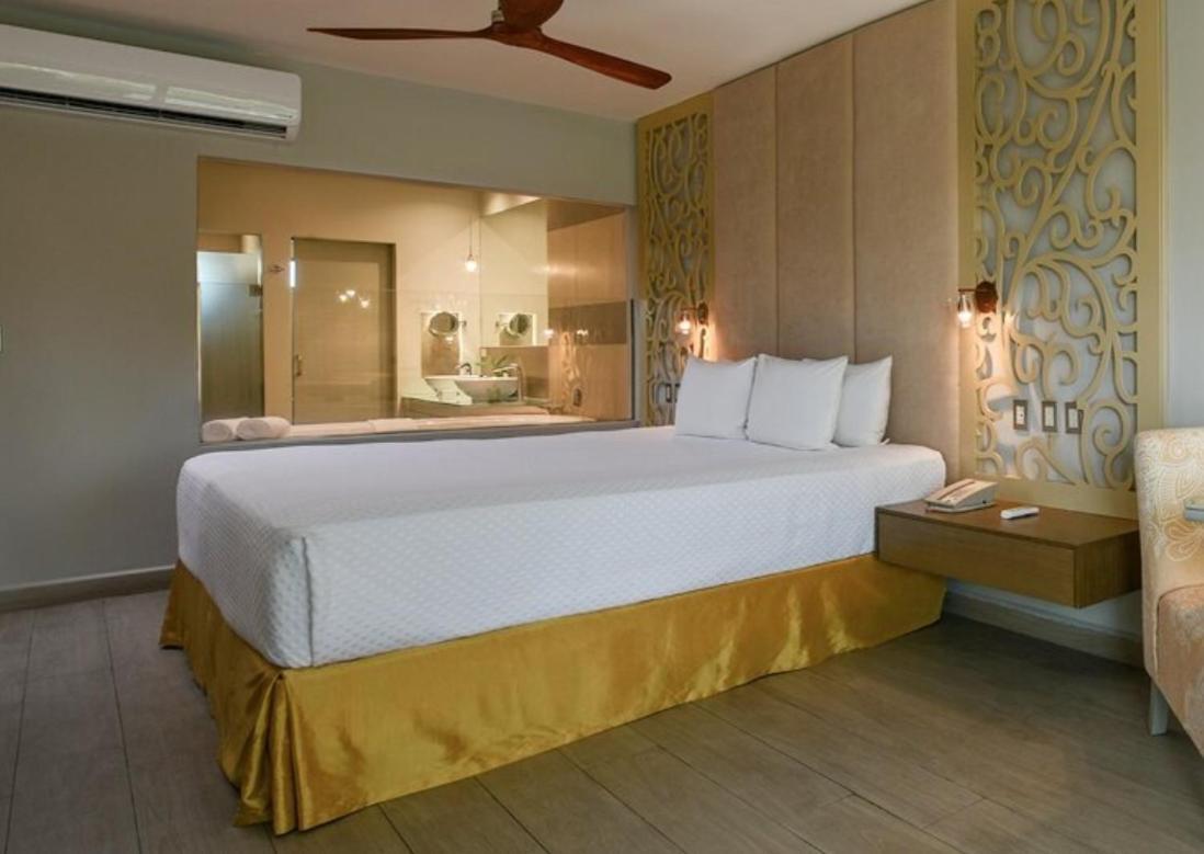 Royal Retreat Swim Up Suite