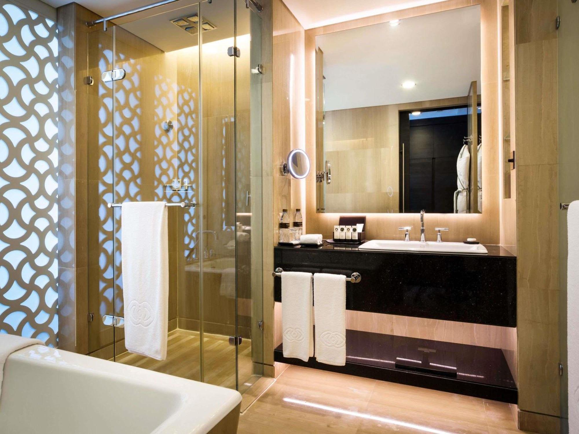 Luxury Club Twin Room Club Access Sea or City View