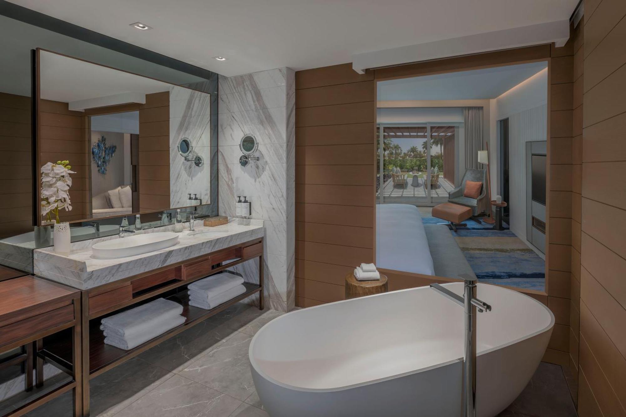 Suite mit Kingsize-Bett und Zugang zum Club