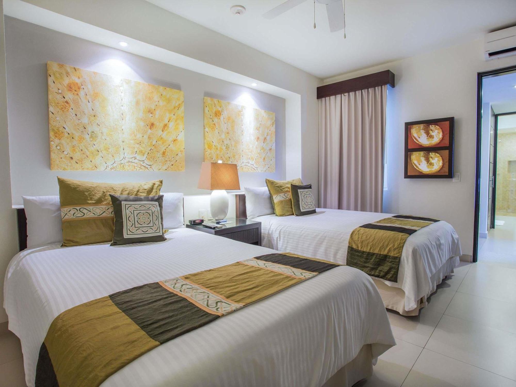 One-Bedroom King Room Two Double Beds Private Pool Balcony or Kitchen