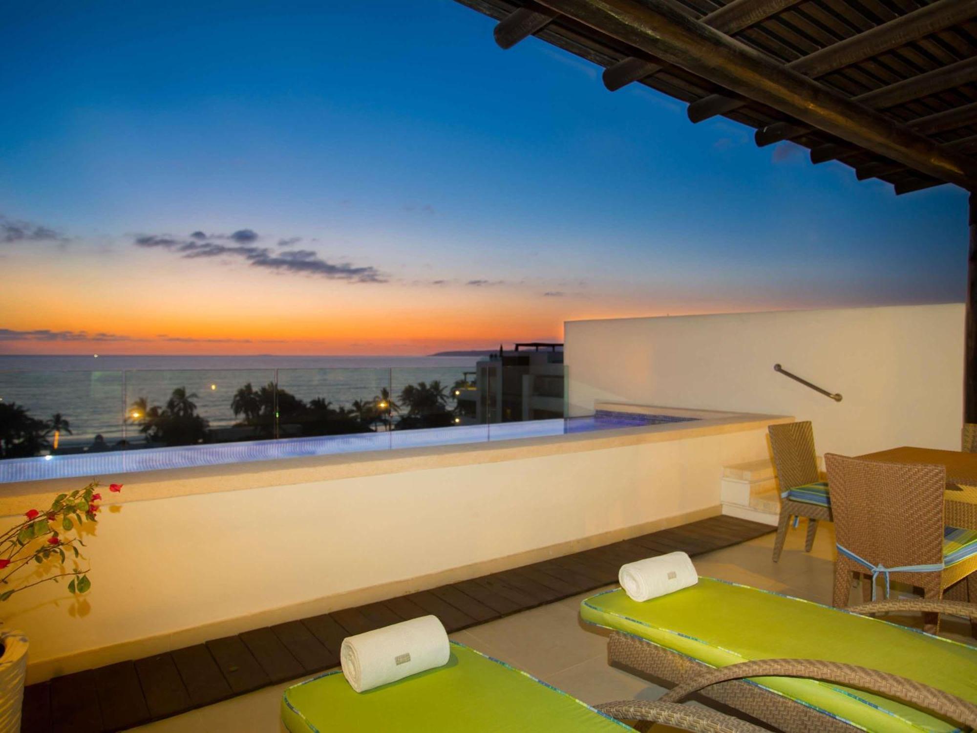 One-Bedroom King Room Balcony Private Pool Kitchen or Roof Top