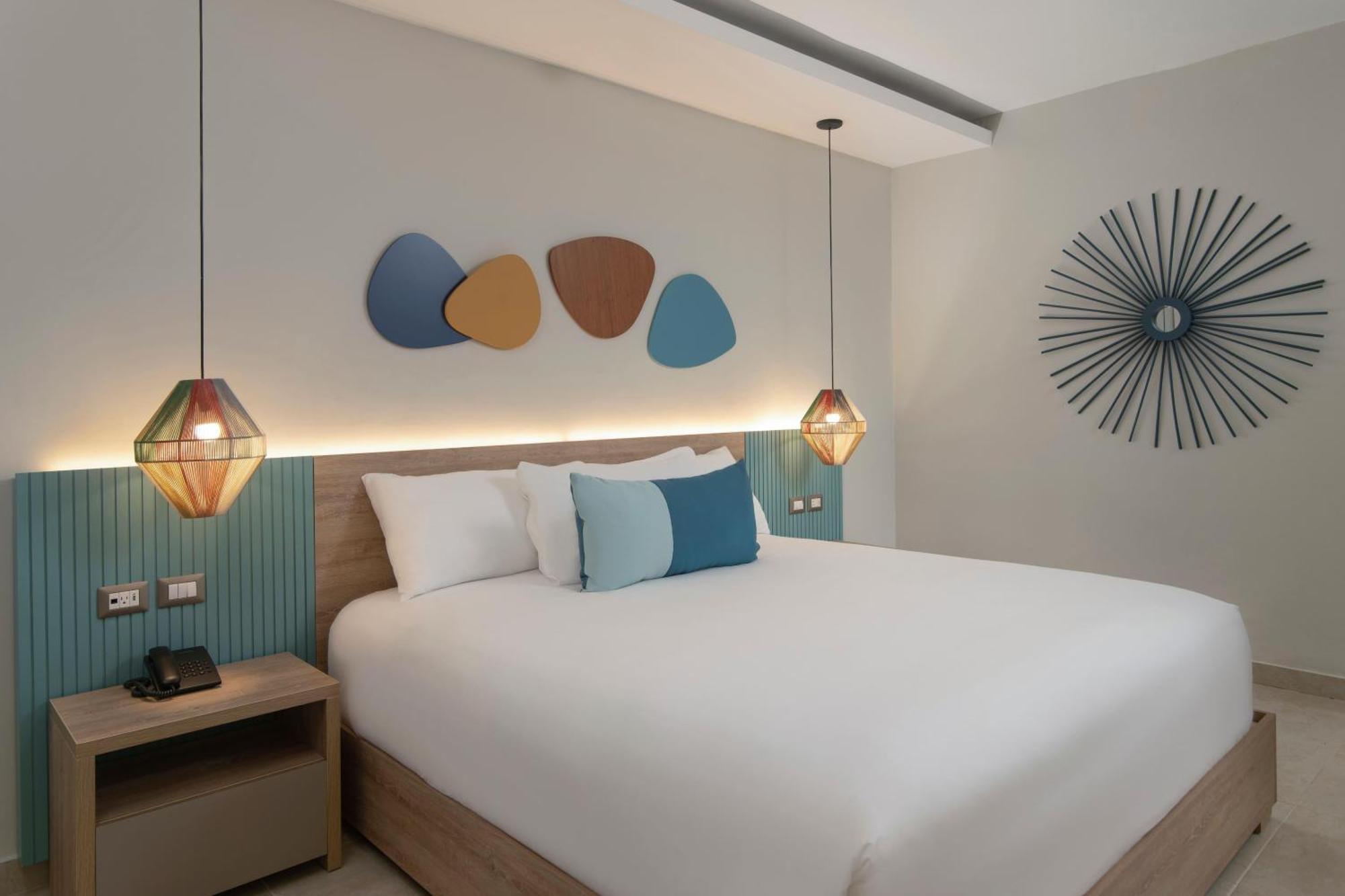 Club mit Kingsize-Bett und Meerblick