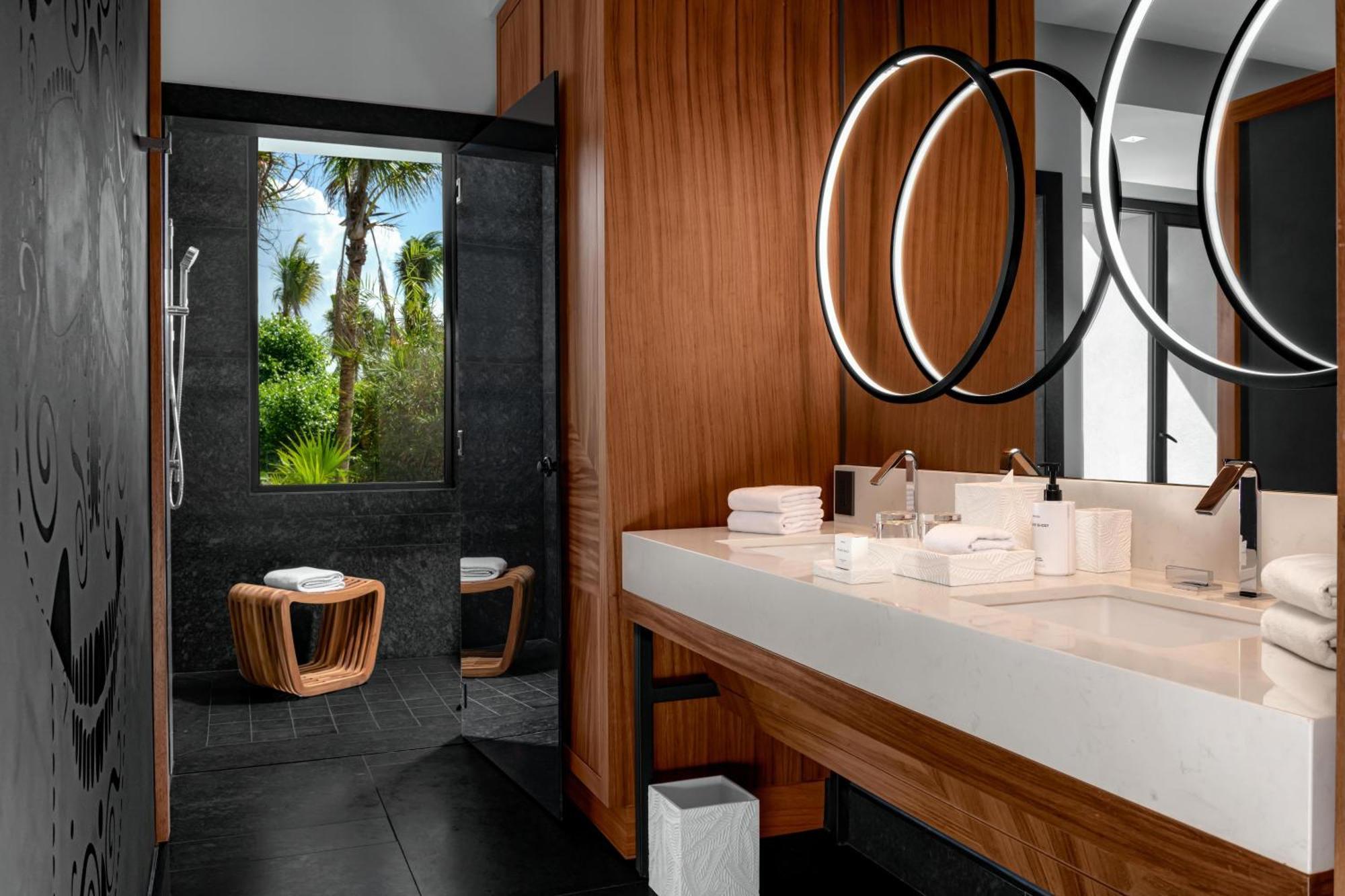 King Suite Tropical View