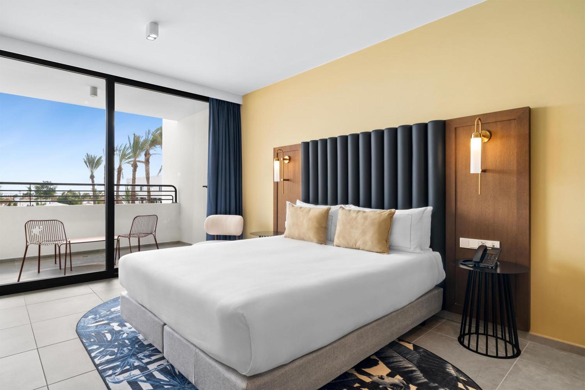 Deluxe Cruiseship King Room Ocean View