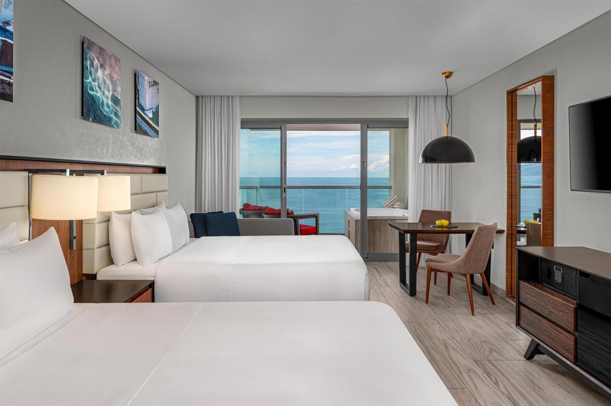 Premium Oceanfront Queen Room Jetted Tub