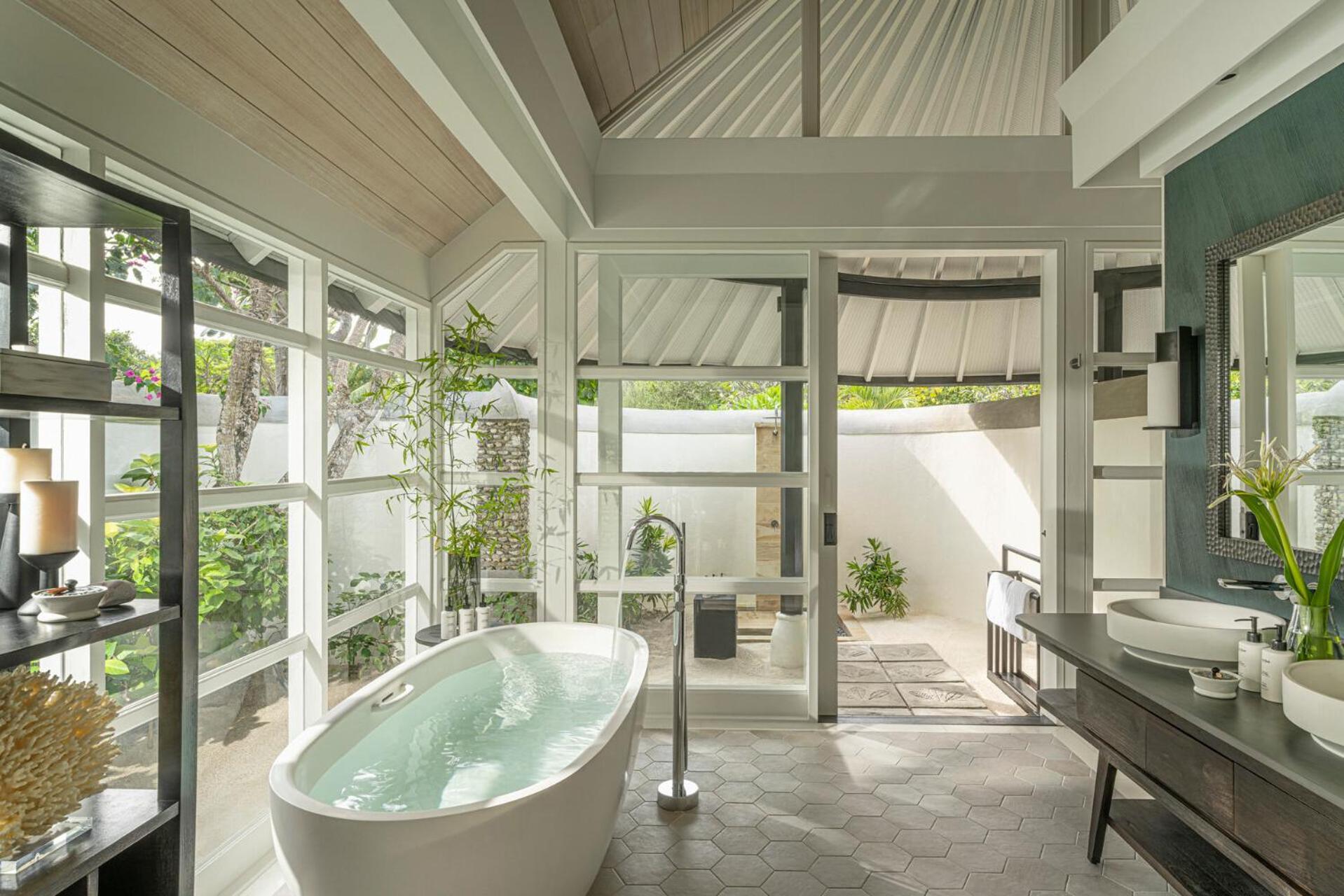 Sunset Family Beach Villa Pool King
