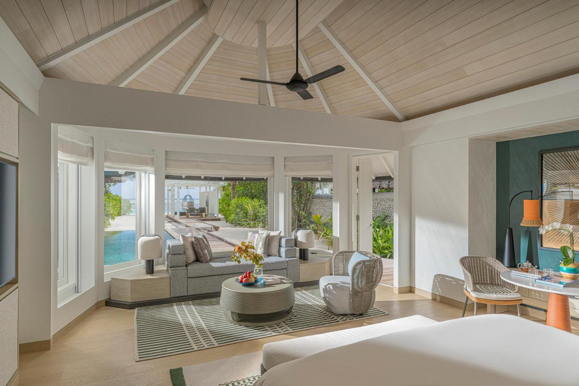 Sunset Family Beach Villa Pool King