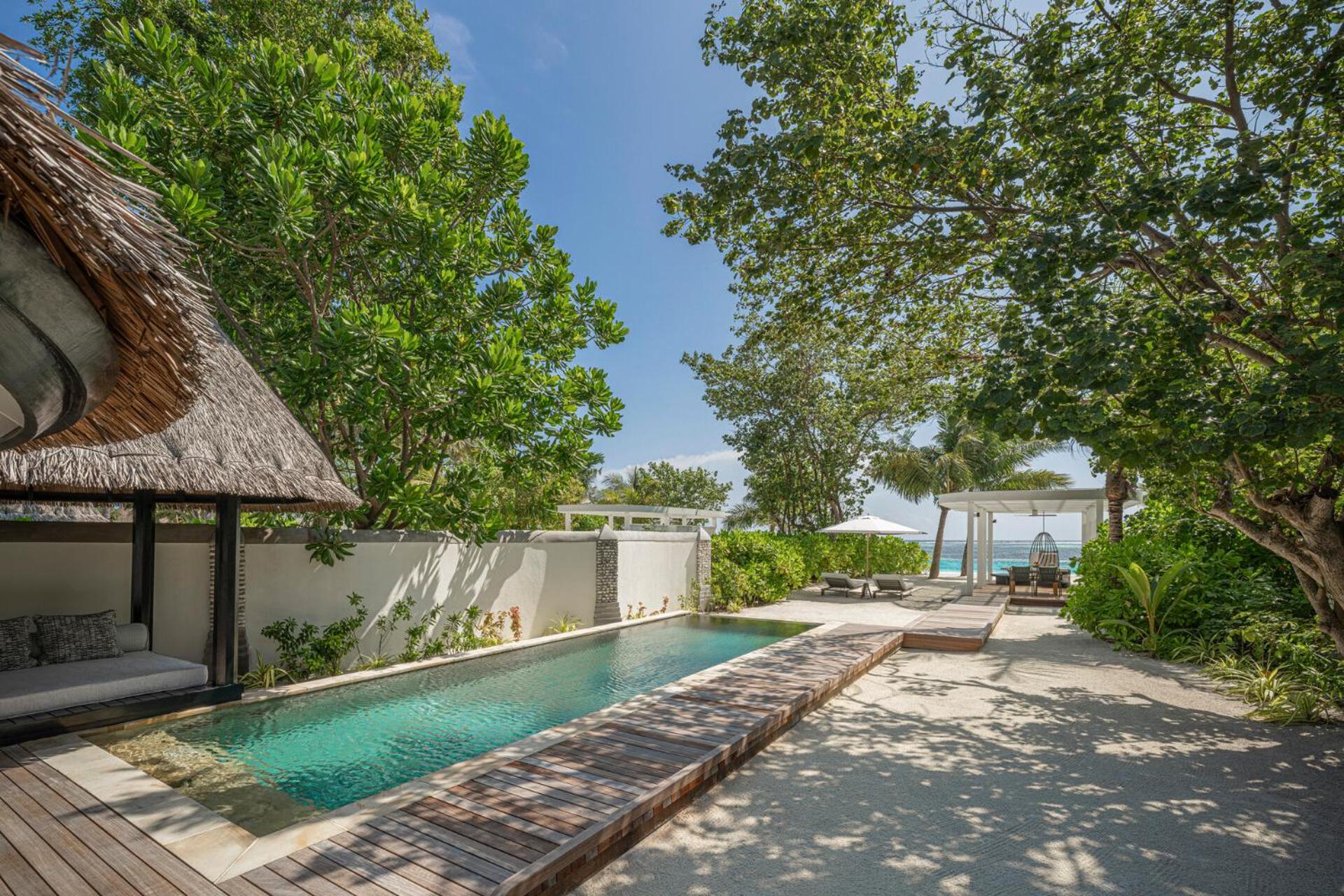 Sunset Family Beach Villa Pool King