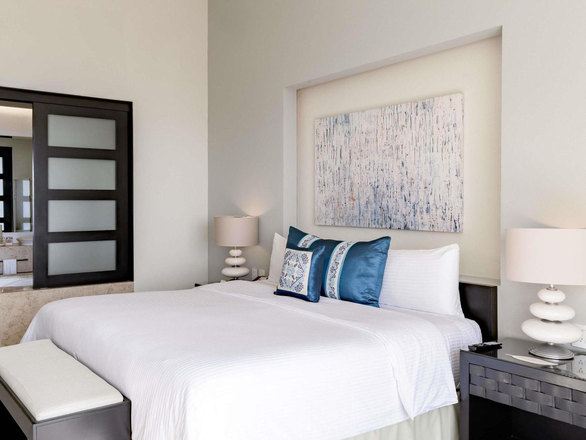 One-Bedroom King Room Two Double Beds Private Pool Balcony or Kitchen