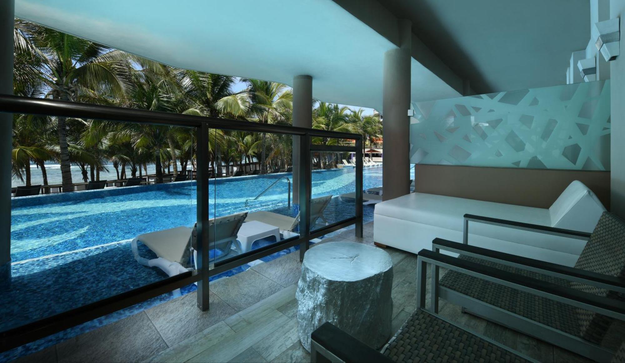 Royal Retreat Oceanfront Pool Swim Up Suite