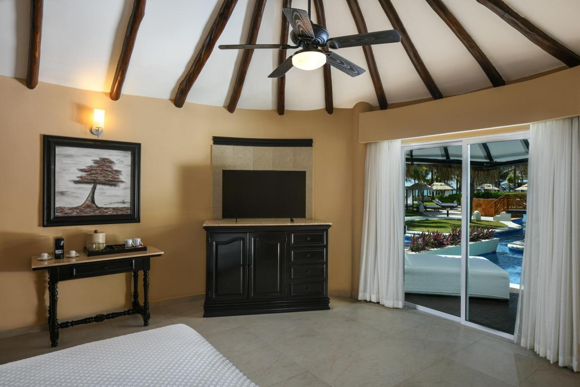 Royal Retreat Deluxe Swim Swim Up Suite