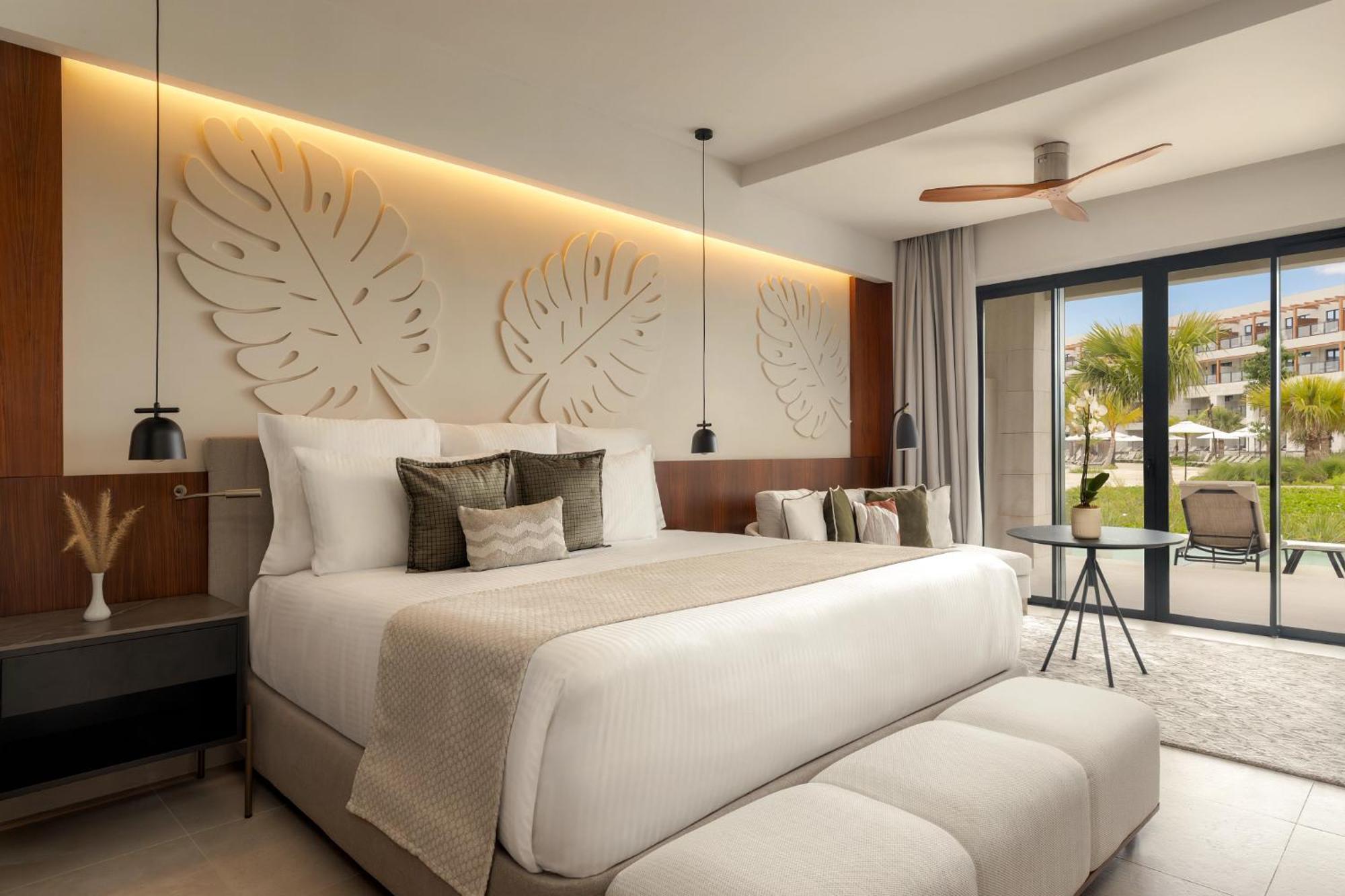 Preferred Club Junior Suite Swimout King Bed