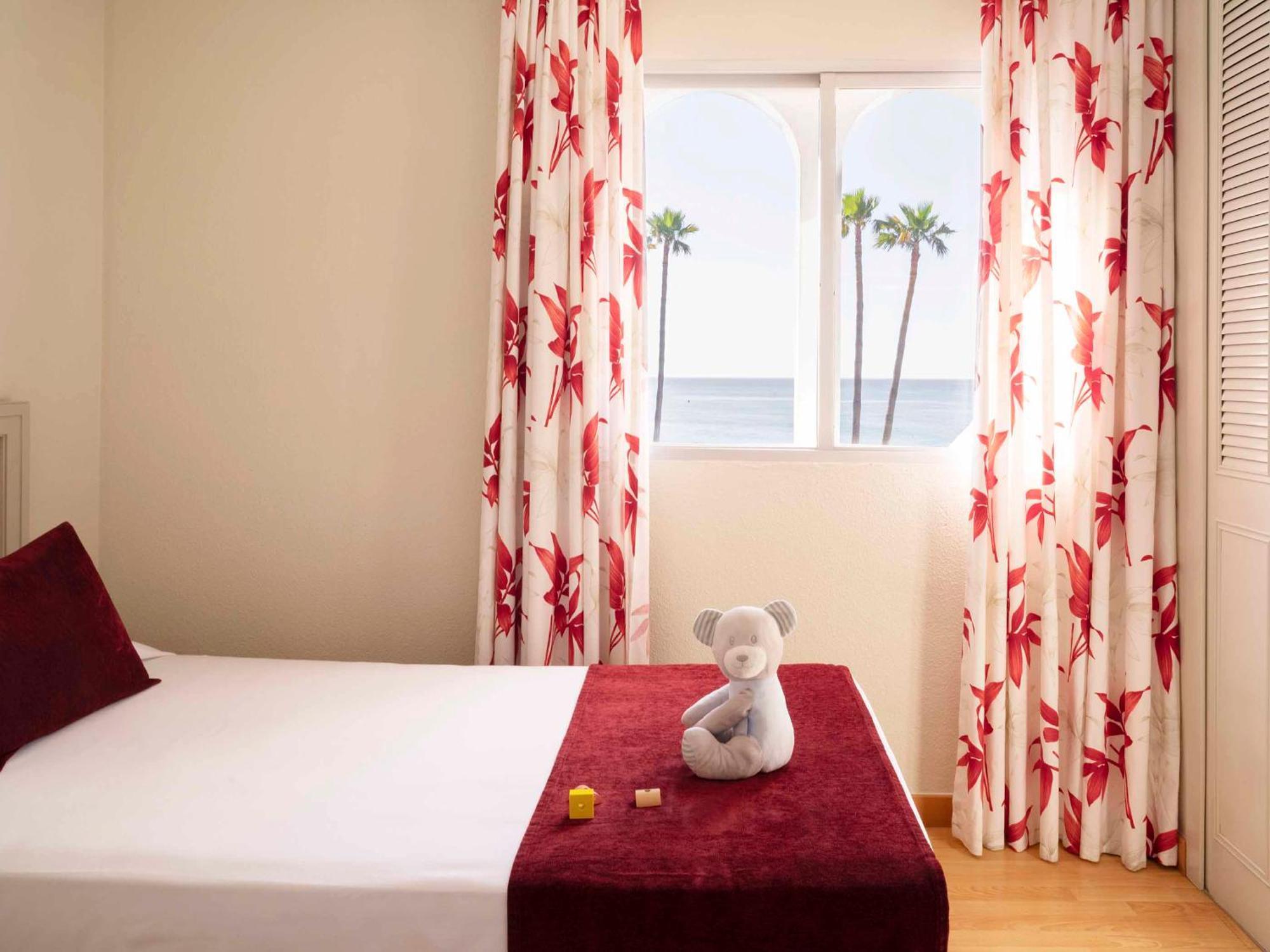 Two-Bedroom Apartment with frontal sea views ( 2 Adults)