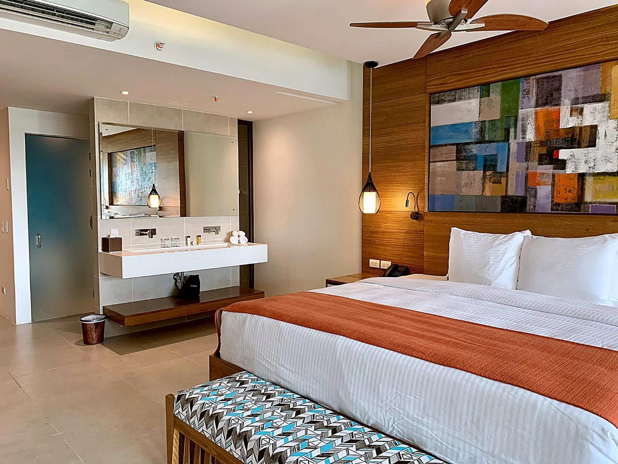 Junior Suite Ocean Front Swim-Up King Bed