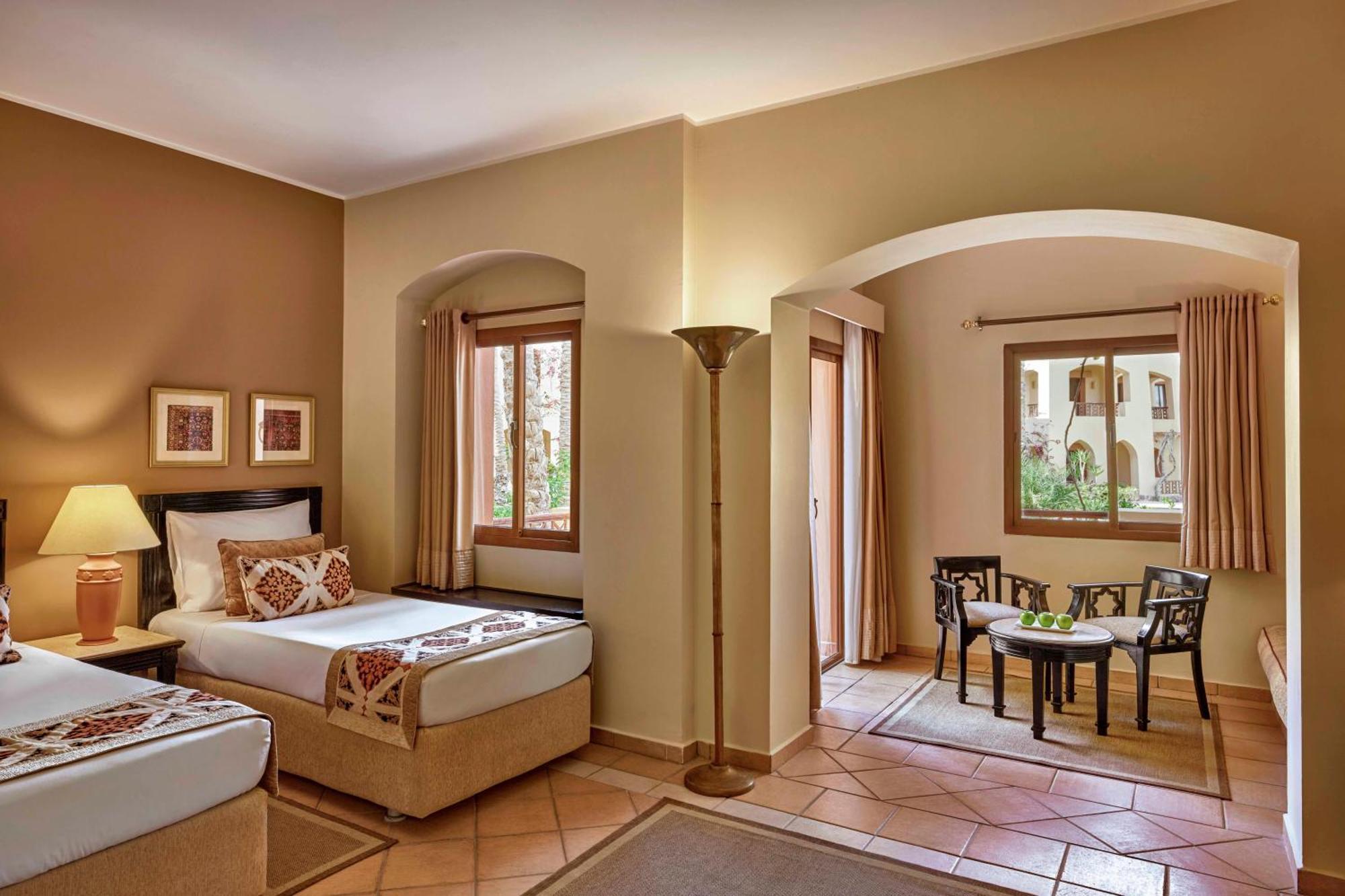 Deluxe, Queen or Twin Bed, Garden View